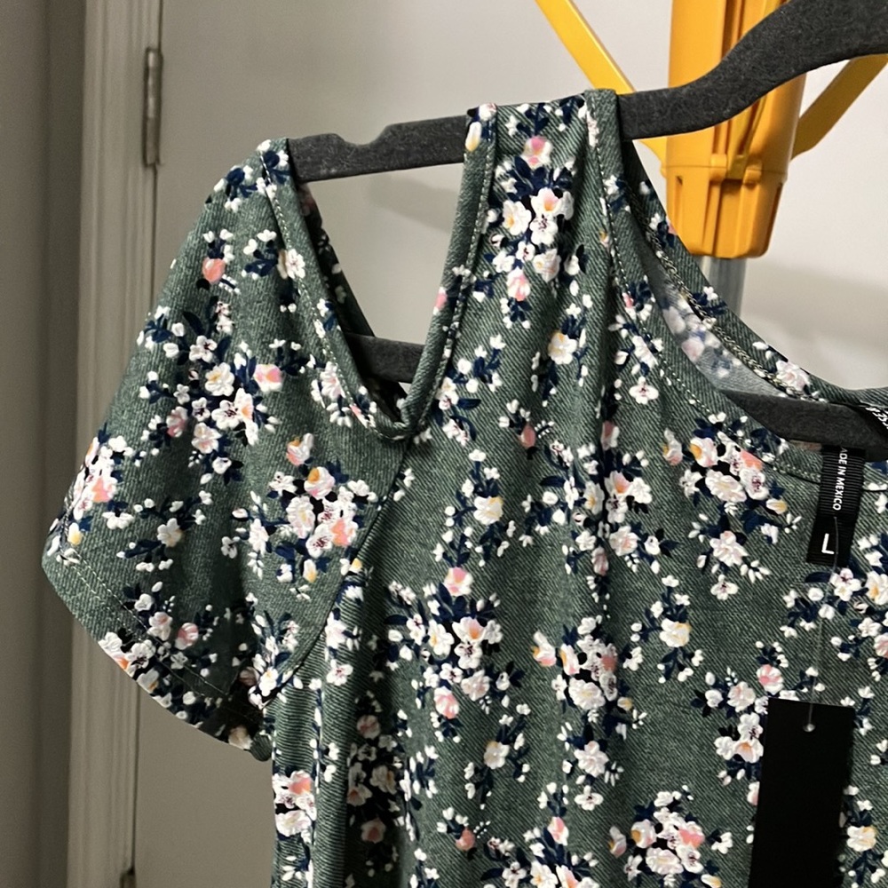 Green Floral Top - Picture 2 of 5